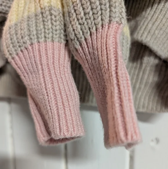 🩷 Hollister Pastel & Tan Striped V-Neck Sweater EUC - Picture 5 of 11